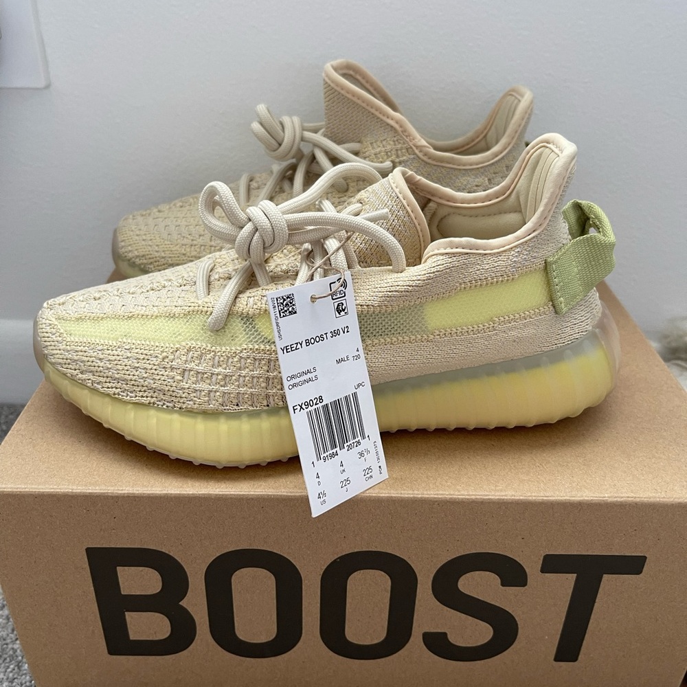 NEW Yeezy Boost 350 V2 Sz 4 1/2